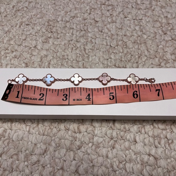 Rose gold & Mother of Pearl clover bracelet - Picture 5 of 5